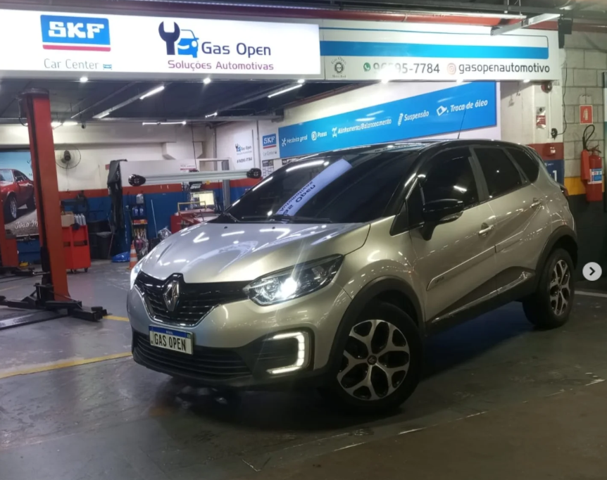 Renault Captur prateado na oficina
