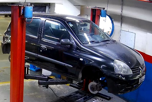 Renault Clio no elevador