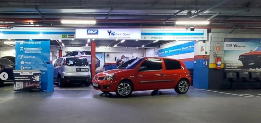Renault Clio vermelho na oficina