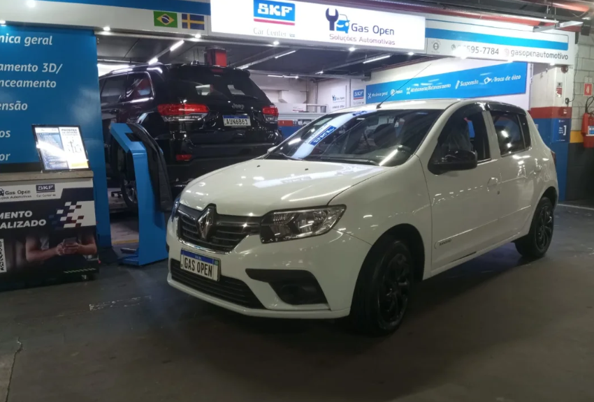 Renault branco na oficina