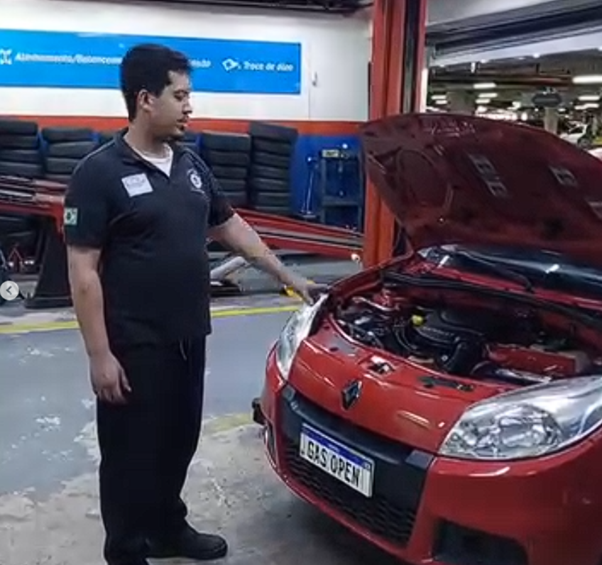 Técnico da GAS OPEN junto a Renault vermelho